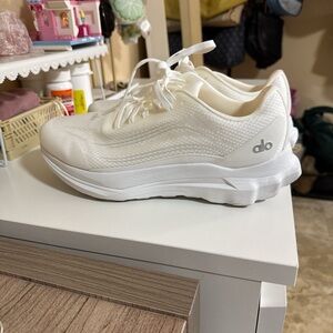 ALO Yoga White Athletic Shoes Sleek Minimalist Design
